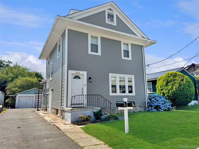 Building Photo - 844 McKinley St Unit 1 Rental