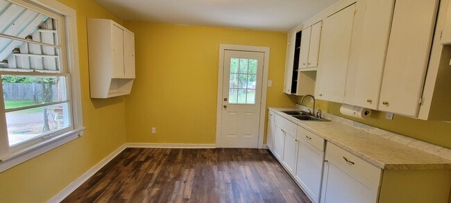 Photo - Gorgeous fully remodeled 3 bedroom/1&1/2 bath Cottage.