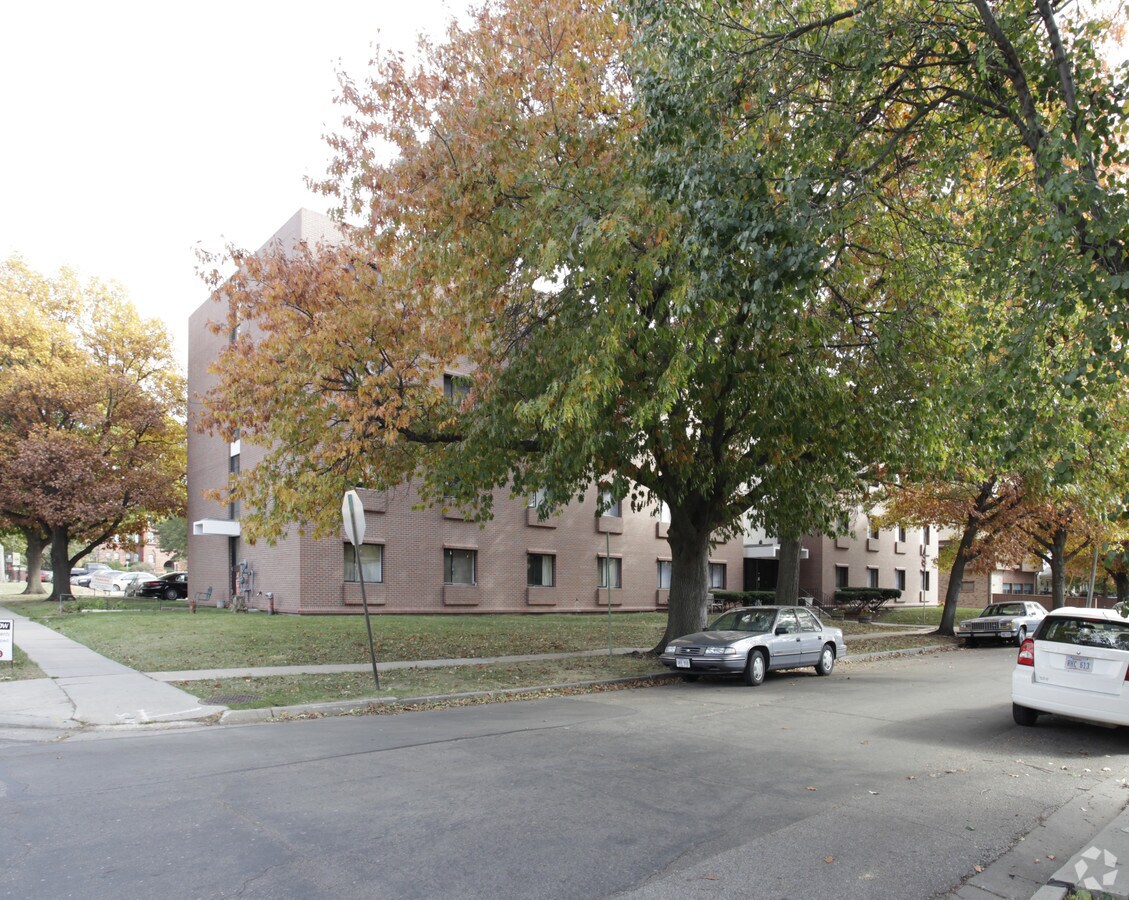 Photo - Lincoln Manor