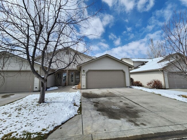 Photo - Beautiful 3 Bedroom, 2 Bathroom Home in Aspen Place!