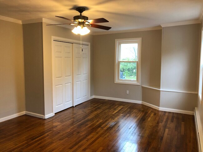 Large bedroom - 533 Washington St Unidad 1