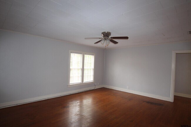 Photo - 132 Rowland Pl