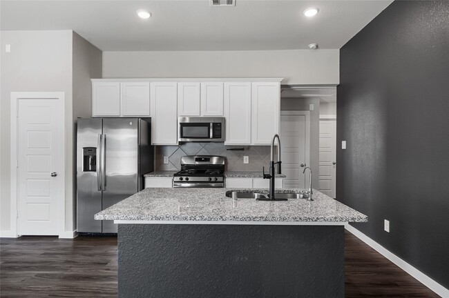 Photo - 915 Silver Birch Br