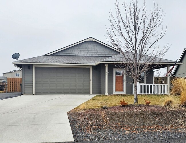 Building Photo - Neighborhood home with Shop