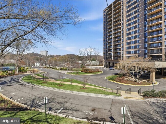 Building Photo - 5500 Holmes Run Pkwy Unit 210