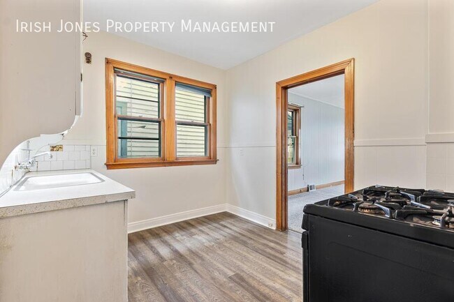 Photo - 104 Grote St Unit Lower Front