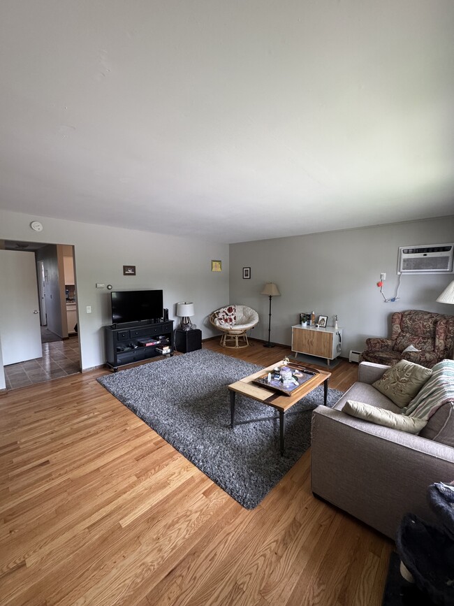 Living room - 707 W Main St Unit 3