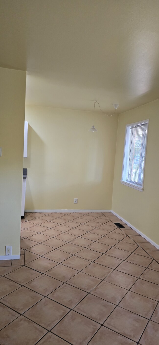 Dining Area - 903 E Laird Ave