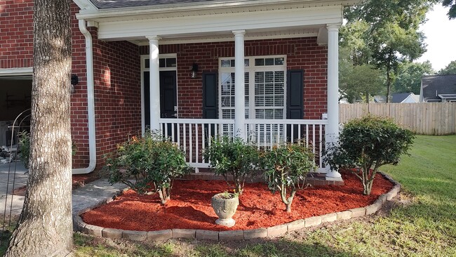 Building Photo - 1715 Cranbrook Dr