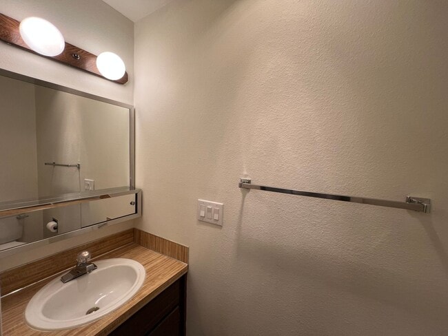 Photo - 2 Bedroom 1.5 Bath Townhouse near WWU and Fairhaven w/ Attached Garage Unidad 7