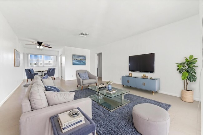 Building Photo - 2755 NE 28th Ave Unit F1