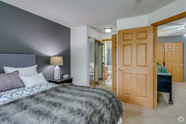 2 BR, 2 BA - 990SF