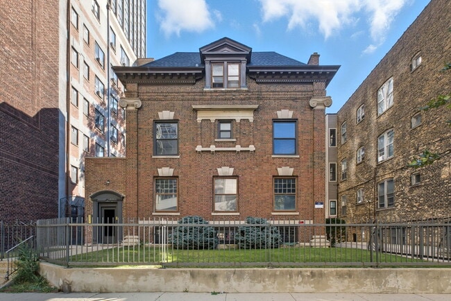 Building Photo - 3939 N Pine Grove Ave Unit 2