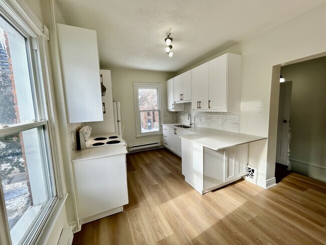 Photo - 157 Hess St S