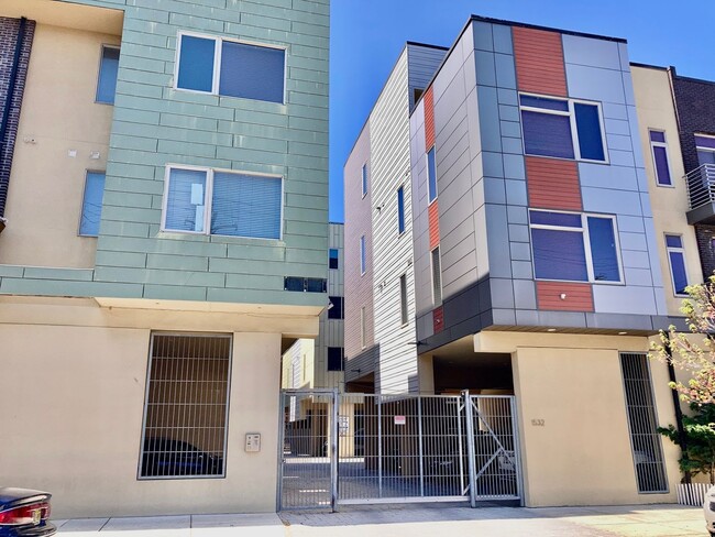 Building Photo - Spacious Olde Kensington 2bd/2bth Condo w/ Garage Parking