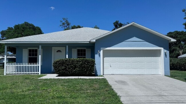 Cute 3/2 House with New Floors and Fresh P... - Cute 3/2 House with New Floors and Fresh P...
