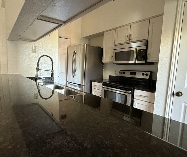 Building Photo - 700 S 1st St Unit 203