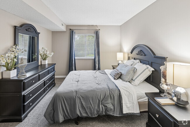 2BR, 1BA - 1,000SF - Bedroom