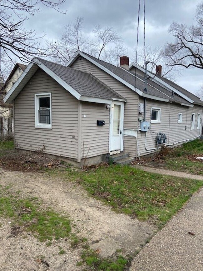 1 Bed 1 Bath Duplex 1515 Pine St Muskegon Townhome Townhome Rental in Muskegon MI