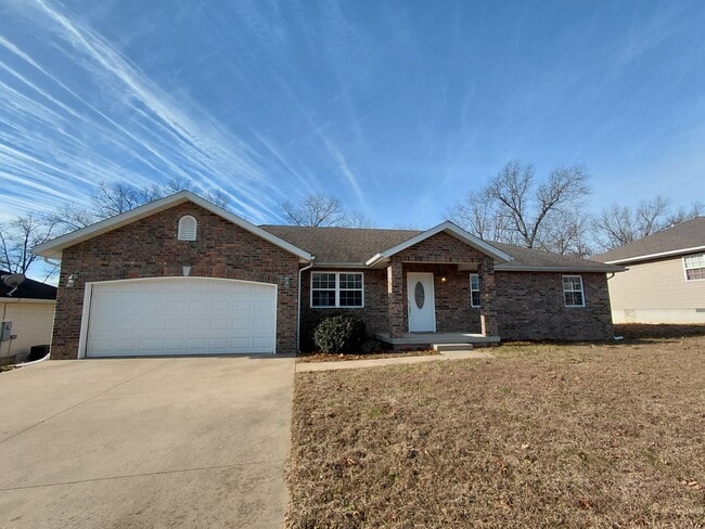 Building Photo - Beautiful home close to post