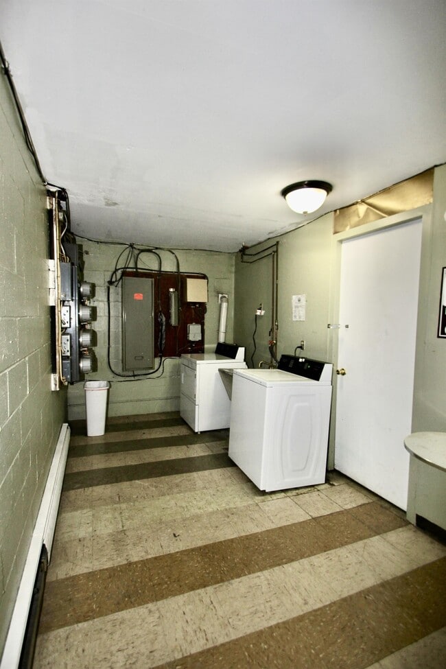 Photo - CAMBRIDGE APTS -- 043