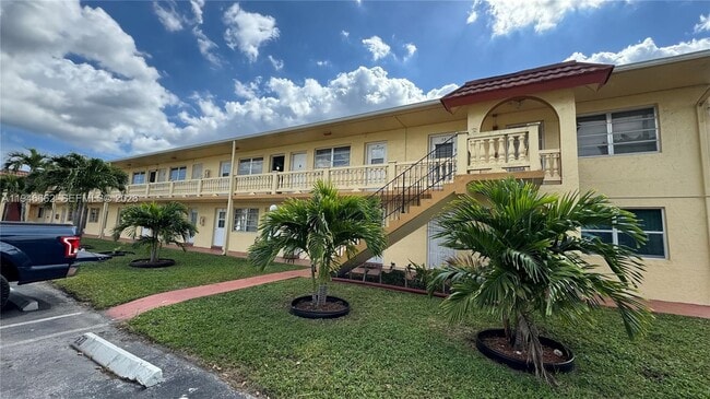 Building Photo - 160 NE 203rd Terrace Unit E20