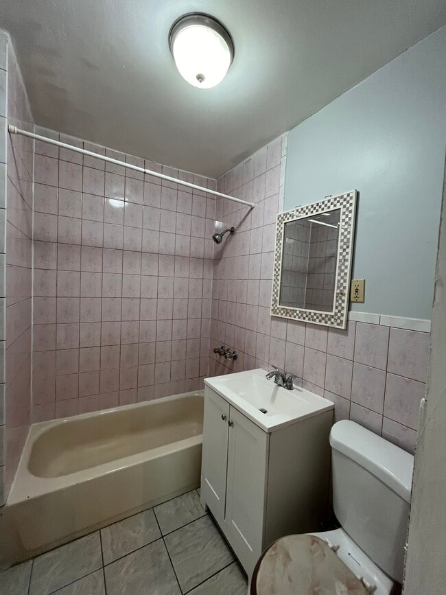 Baño - 112 Greenville Ave Apartamentos Unidad 1