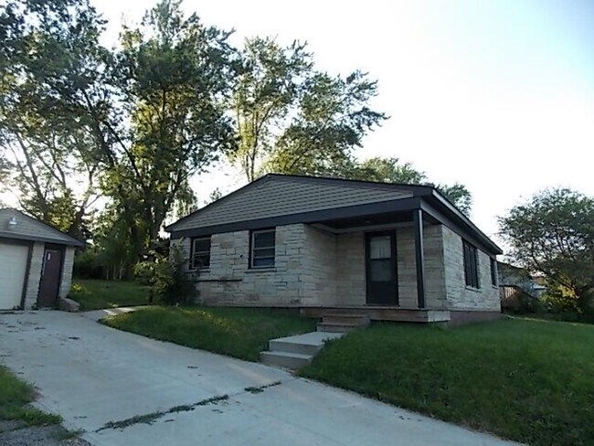 2 Bedroom Single Family - 2 Bedroom Single Family House