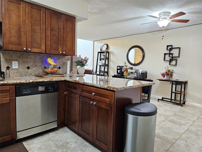 Photo - 1806 Saxony Ln