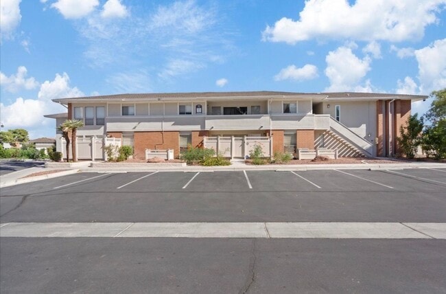 Building Photo - RENOVATED 3BD/2BA LV COUNTRY CLUB GUARD GATED Unit 3708