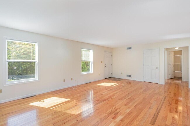 Photo - 927 E Lisburn Rd