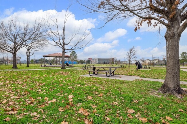 Photo - 738 Redwing Pl Dr