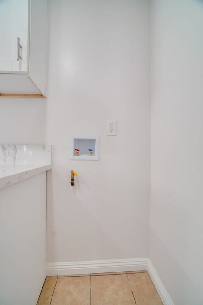 Photo - Coleen Ct - Gorgeous, Newly Remodeled 4 Be... Apartamento Unidad 1022