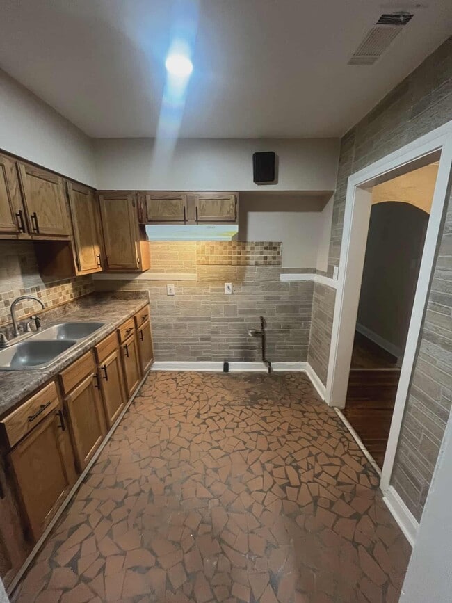 Photo - 253 W Burdock Ave