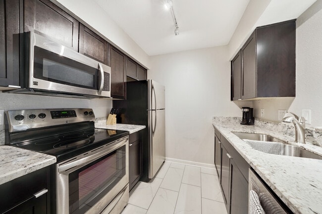 Cocina totalmente reformada y amueblada - 4633 Wild Indigo St Unidad 545