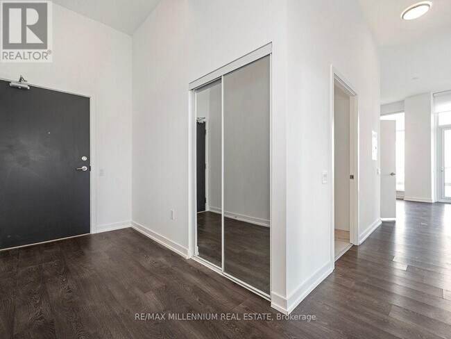 Photo - 8 Olympic Gdn Dr Unité 906