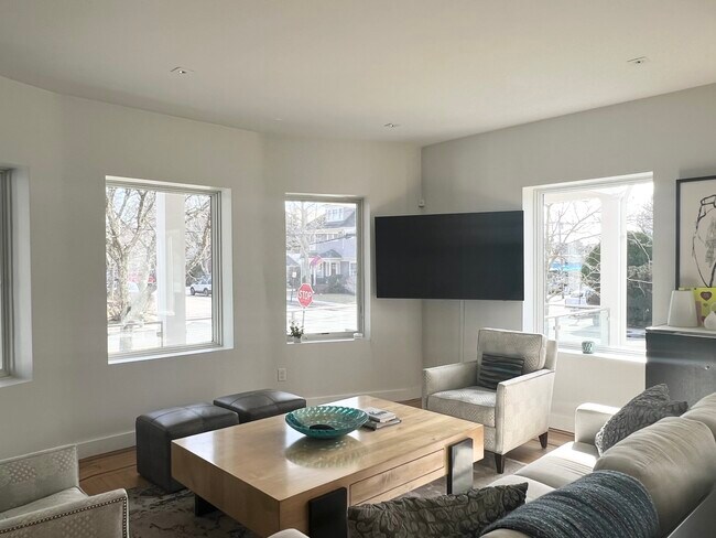 Photo - 168 Elmgrove Ave Unit # 1