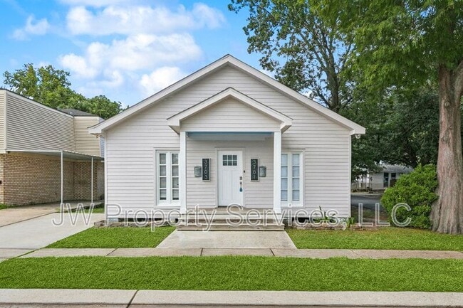Building Photo - 3701-03 Derbigny St Rental