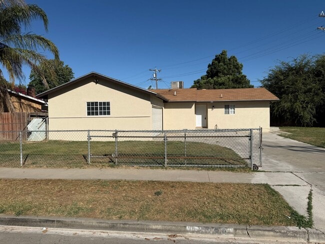 Building Photo - One of the Best Deals in SW Bakersfield on this Gorgeous Home