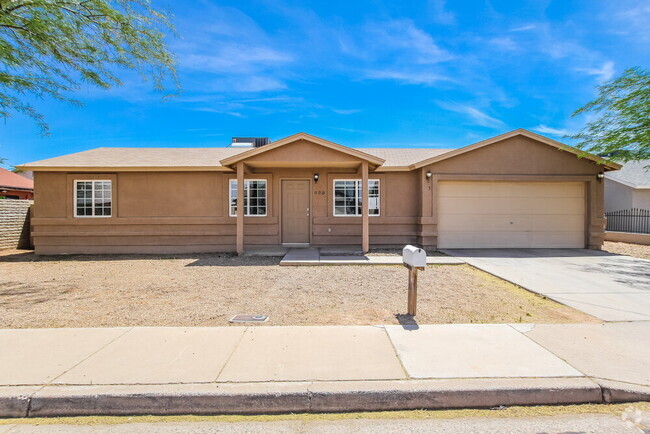 Building Photo - 305 E Gardenia Dr Rental