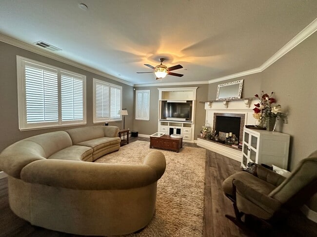 Building Photo - Spacious 4 Bed, 3 Bath Home with Bonus Room & Golf Course Views in Wild Wings