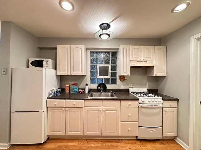 Photo - 1322 N Claremont Ave Unit J05P