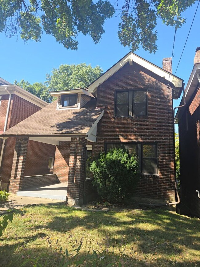 Building Photo - Spacious 3-Bedroom Home w/ Parking & Centr...