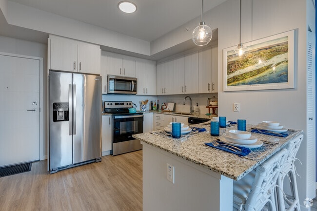 2BR, 2BA - 915SF - Kitchen - Pura Vida Hialeah Apartments