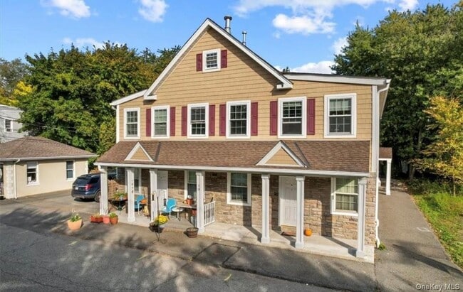 Building Photo - 10 Burnside Ave Unit F