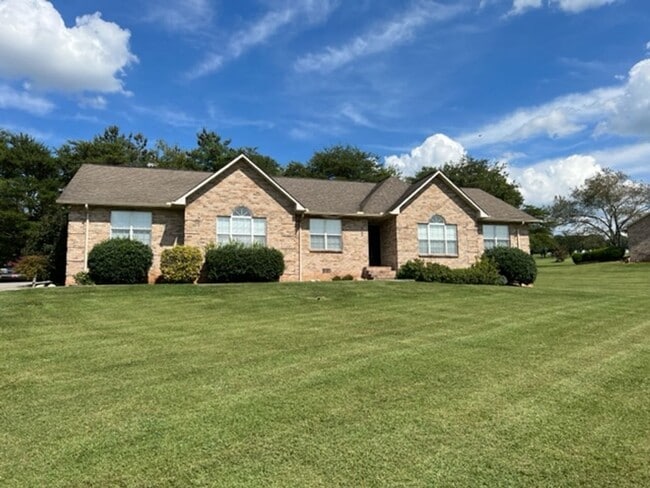 Building Photo - Maryville 37801 - 4 bedroom, 2.5 bath home with 2300+ SF on 1.26 acres. - Call Troy Adams (865) 2...