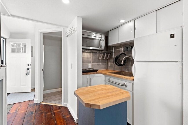 Photo - 1 Bath Furnished Studio in Woodlawn!