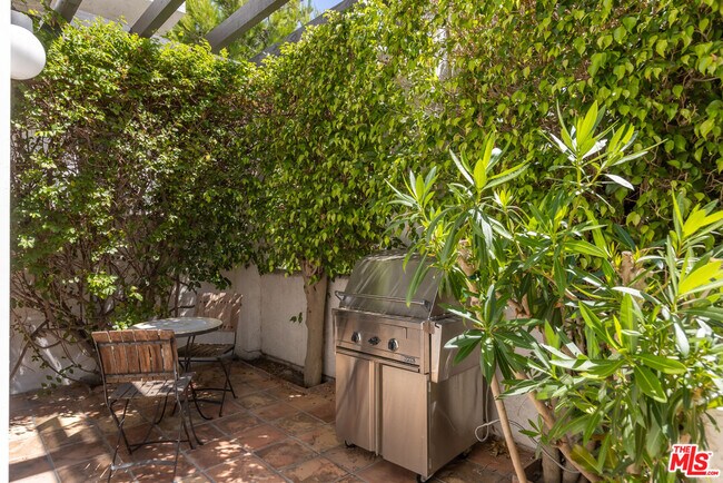 1541 Palisades Dr