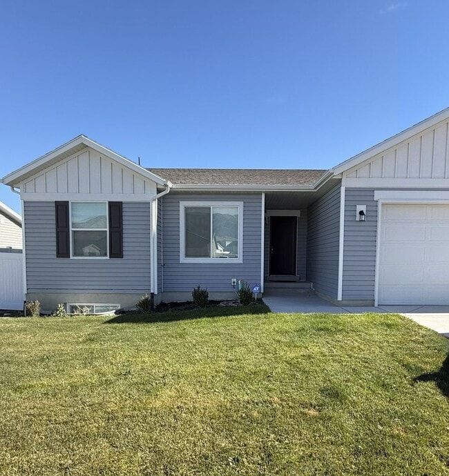 Building Photo - Spacious 3-Bedroom Upper-Level Home in Gra...