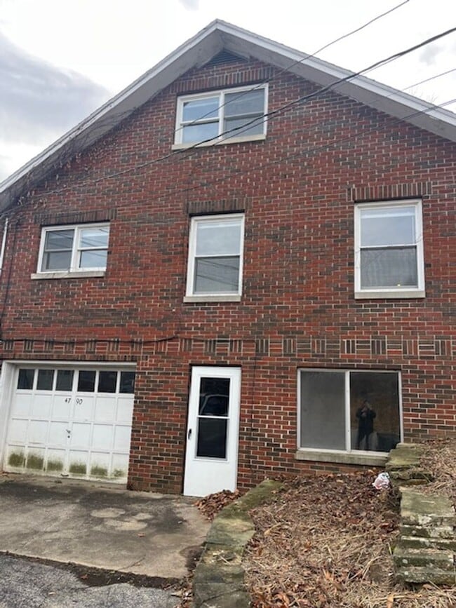 Photo - 3 bedroom, 1.5 bath Home: A MUST SEE! ONE MTH FREE OF YOUR CHOICE WITH A 12 MONTH LEASE!